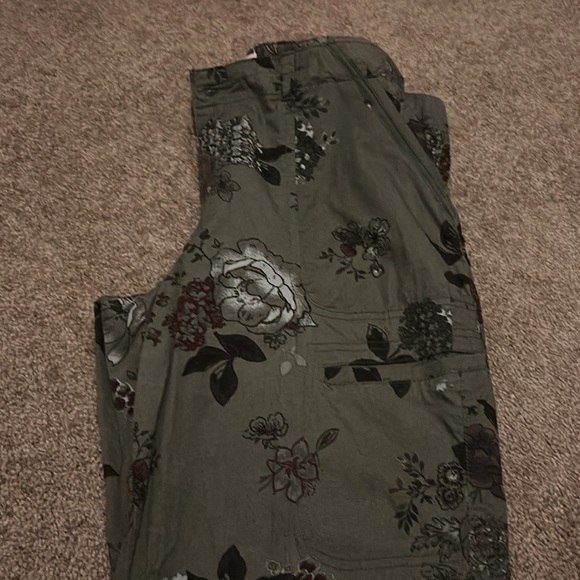 Democracy “Flex”- ellent Olive Green Floral Print Lightweight Utility Crop pant - Picture 5 of 10